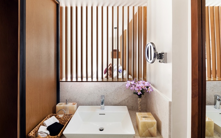 Modern luxury bathroom layout featuring a separate independent washbasin vanity next to premium boutique amenities at Kadun Hotel Boutique.